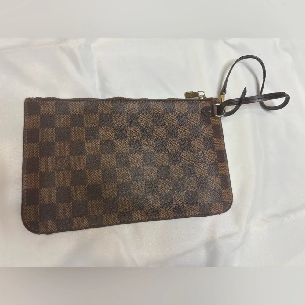 Louis Vuitton Damier Ebene Neverfull Pochette
